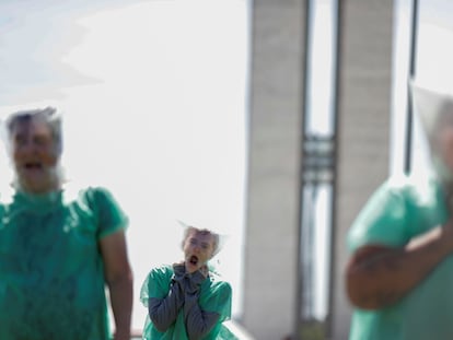 Manifestantes protestam, em Brasília, contra Jair Bolsonaro e a forma em que o presidente tem lidado com pandemia.