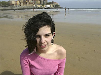 Cristina González, ganadora del W3C, en la playa de San Lorenzo