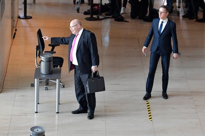 El ministro de Economía alemán, Peter Altmaier, deposita su voto durante una sesión en el Bundestag el miércoles en Berlín.