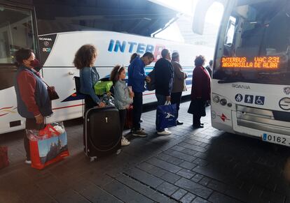 Varias personas hacían cola la mañana de este miércoles para subir a un autobús en la Estación Sur de Méndez Álvaro, en Madrid.