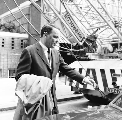 El cantante Frank Sinatra saliendo de su apartamento en Grosvenor Square, Londres (una de las múltiples propiedades que éxitos como 'Strangers in the Night' le permitieron adquirir) en 1966.