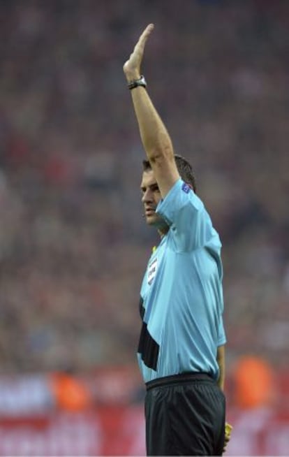 Viktor Kassai, durante el partido de Champions entre el Bayern y el Barça.