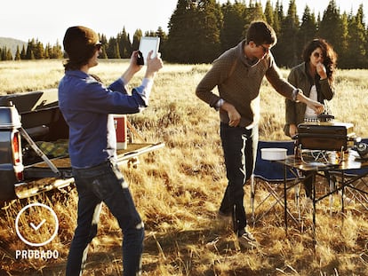 Disfrutar con amigos de una comida a la brasa, en cualquier lugar, es posible con estas barbacoas portátiles y plegables. GETTY IMAGES.