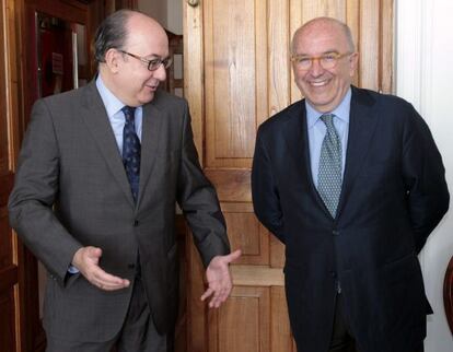 El presidente de la AEB, José María Roldán (a la izquierda), acompañado por el excomisario europeo Joaquín Almunia, en Santander.