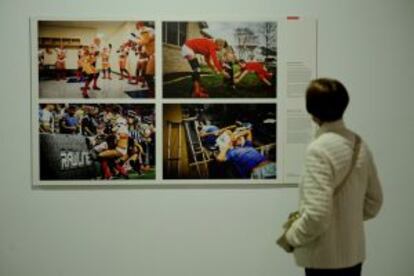 Una visitante observa algunas de las fotos de la exposición.
