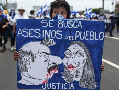 Menino mascarado em uma manifestação contra Ortega em Manágua