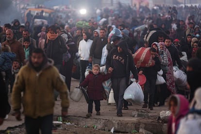 Desplazados palestinos regresan a sus hogares en el norte de la Franja, este lunes.