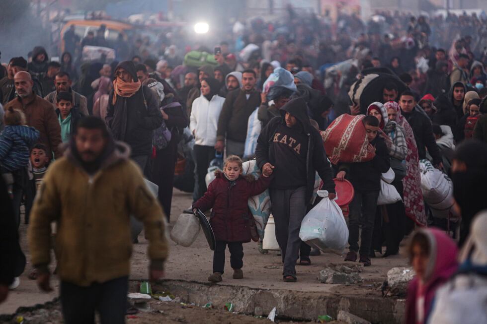 El regreso de miles de personas al norte de la franja de Gaza, en ...