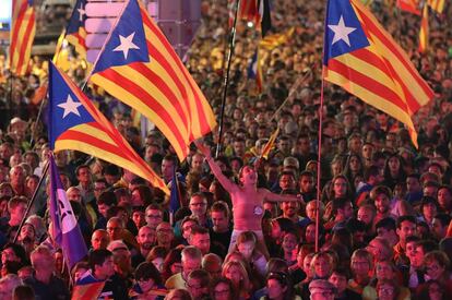 Una multitud se reúne en la manifestación final antes del referéndum del 1-O en Plaza España de Barcelona.  