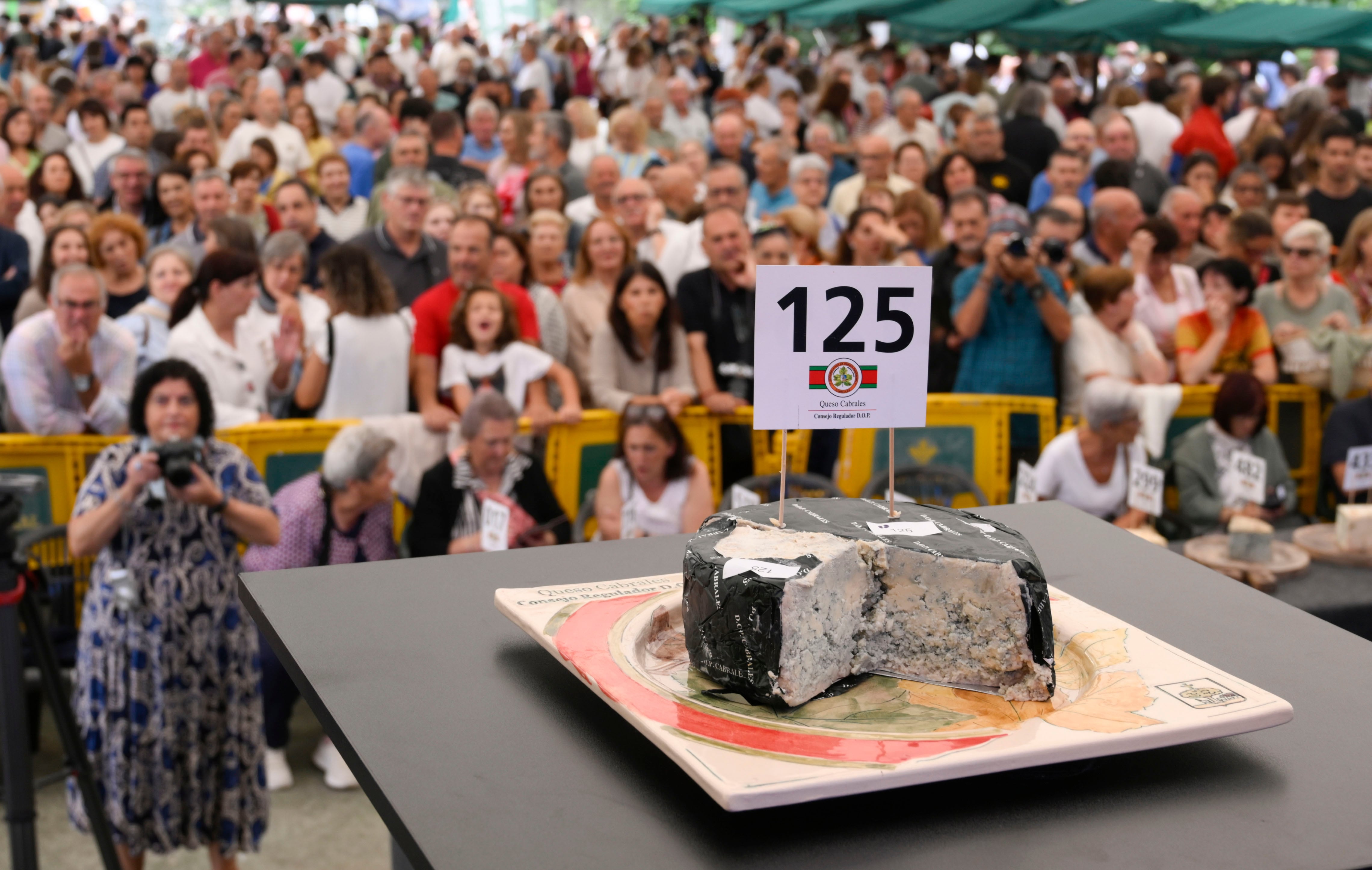 El mejor queso Cabrales alcanza los 37.500 euros en una subasta que bate el récord mundial
