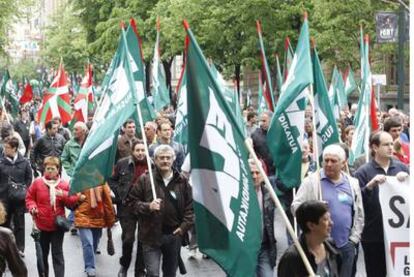 Un momento de la manifestación convocada por ELA que recorrió en la mañana de ayer la Gran Vía de Bilbao.