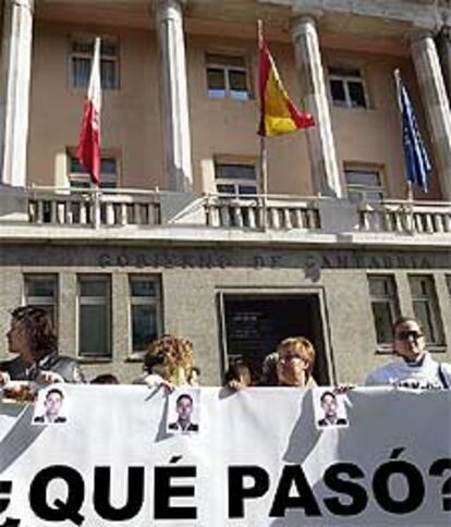 Familiares de las vctimas del Yak-42, en una marcha ayer en Santander.