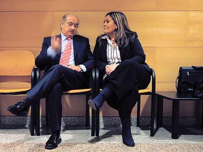 Juan Cuesta y Carmen Ruiz, auditores de AENA, ayer antes de iniciarse el juicio.