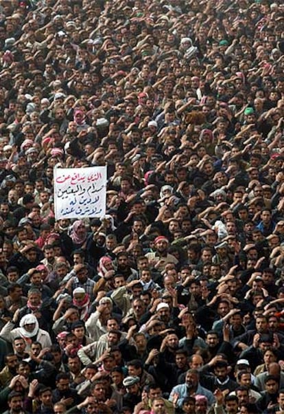 Fieles chiíes marchan hacia el santuario del imán Husein en Kerbala (Irak).