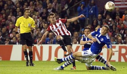 Ibai Gómez marca el primer tanto vasco en el partido de la Europa League entre el Athletic de Bilbao y el Schalke 04, vuelta de los cuartos de final en San Mamés. El Athletic pasó a semifinales.