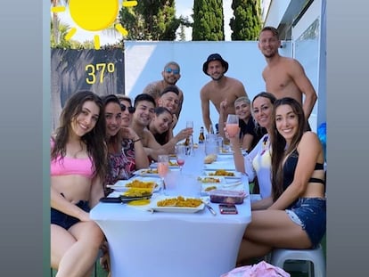 Almuerzo de los jugadores del Sevilla en una imagen subida a una red social.