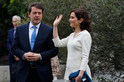 El presidente de Castilla y León, Alfonso Fernández Mañueco, junto a la presidenta de la Comunidad de Madrid, Isabel Díaz Ayuso, en la Conferencia de Presidentes celebrada en La Palma en marzo. EFE/Elvira Urquijo A.