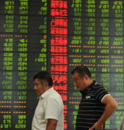 Inversores en una casa de Bolsa en Fuyang.