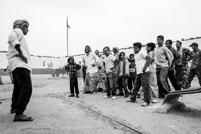 Alumnos del centro de Dahkla hacen estiramientos.