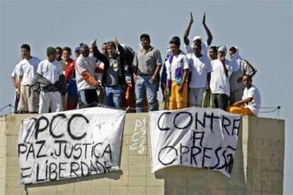 Miembros de la organización criminal Primer Comando de la Capital, durante una revuelta en una cárcel de São Paulo el pasado mayo.