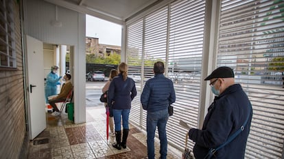 Personal sanitario toma muestras a ciudadanos durante la pandemia en Sevilla.