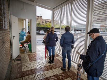 Personal sanitario toma muestras a ciudadanos durante la pandemia en Sevilla.