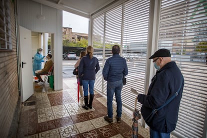 Personal sanitario toma muestras a ciudadanos durante la pandemia en Sevilla.