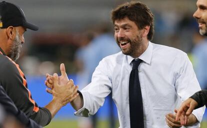 Andrea Agnelli celebra la victòria de la Copa amb el cos tècnic.