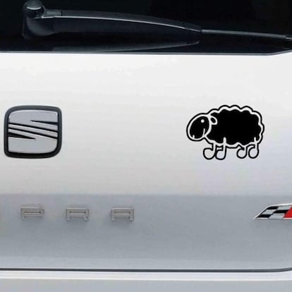 ¿Qué significado esconde esta oveja que llevan algunos conductores en su coche?