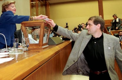 Jose Ternera, en el Parlamento vasco en 1998.