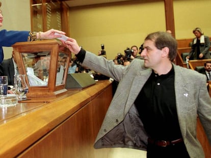 Jose Ternera, en el Parlamento vasco en 1998.