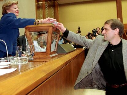 Jose Ternera, en el Parlamento vasco en 1998.