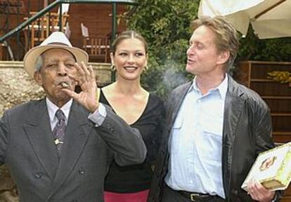 Compay Segundo, con Catherine Zeta Jones y Michael Douglas, ayer en Valldemosa.