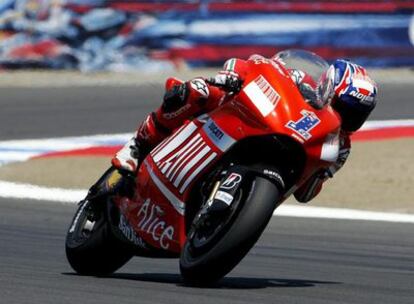 El australiano Casey Stoner y su Ducati en un momento de los entrenamientos de Laguna Seca