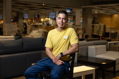 Jaime Mendoza, un lavoratore colombiano, all'IKEA di San Sebastian de los Reyes, il 21 maggio.