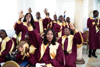 “Estas iglesias están experimentando un auge porque responden a los deseos materiales de la gente”, opina Akosua Adomako Ampoco, catedrático del Instituto de Estudios Africanos de la Universidad de Ghana, en Accra. Jóvenes durante el servicio dominical en la iglesia de los Arroyos del Poder, en Accra. En todas las intersecciones de las calles de Ghana hay postes con señales y anuncios de iglesias, muchas de ellas creadas y dirigidas por una sola persona, un profeta, un pastor. Son incontables. Durante el servicio, la música es muy importante para crear el estado de ánimo adecuado, y cada iglesia tiene su propio grupo de músicos.