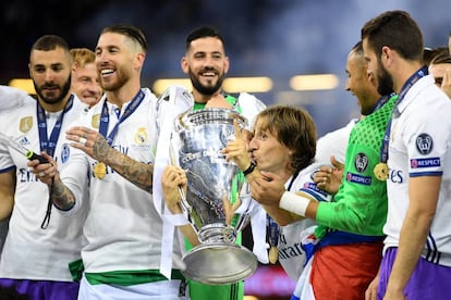 Los jugadores del Madrid celebran el título.