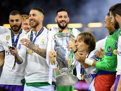 Los jugadores del Madrid celebran el título.