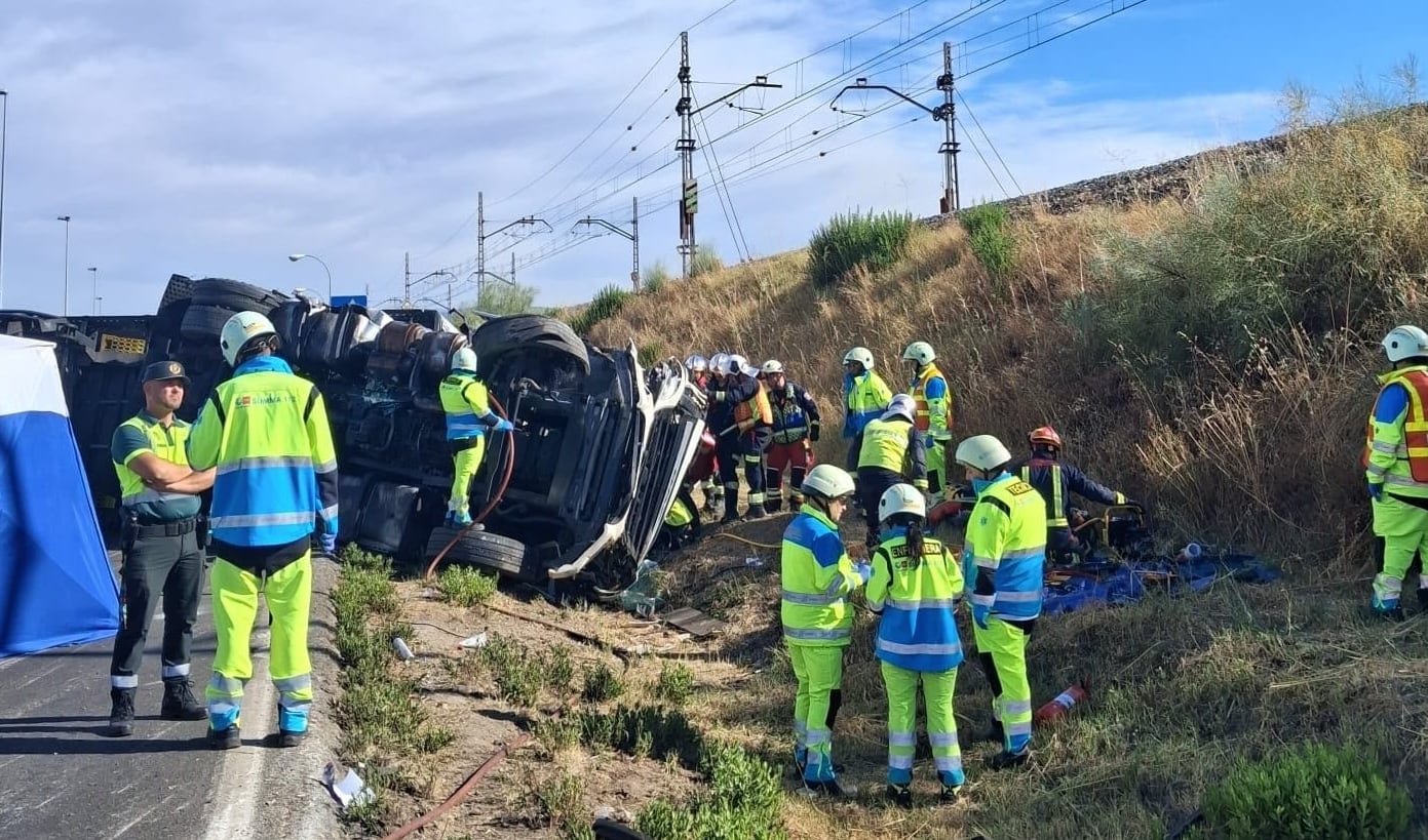 El conductor de un camión resulta herido al volcar en la A-6 en Las Rozas