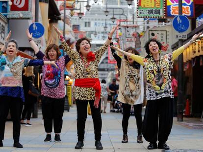 Aposentadas japonesas dançam nas ruas da Osaka, Japão, para recepcionar os líderes do G20.