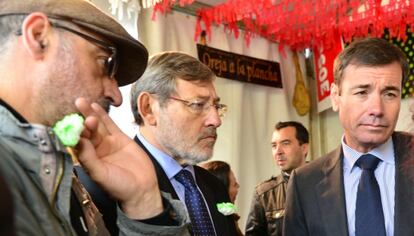 Jaime Lissavetzky y Tom&aacute;s G&oacute;mez en la pradera de San Isidro. 