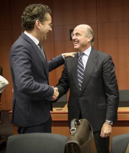 El presidente del Eurogrupo, Jeroen Dijsselbloem, conversa con el ministro español de Economía, Luis de Guindos y el ministro griego de Finanzas, Euklid Tsakalotos