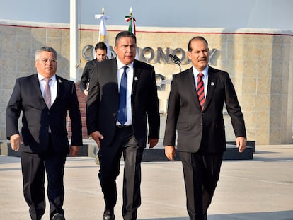 Porfirio Javier Sánchez Mendoza (centro), jefe de la policía de Aguascalientes durante la toma de protesta como secretario de Seguridad Pública Estatal.