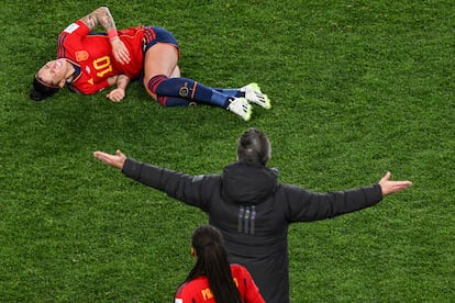 Jennifer Hermoso, en el suelo mientras protesta el seleccionador de La Roja, Jorge Vilda. 