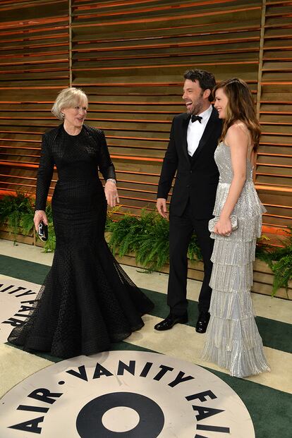 La nominada Glenn Close charla con la pareja formada por el director Ben Affleck y la actriz Jennifer Garner.
