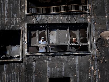 Unos vecinos del pueblo de Bejís (Castellón), comprueban los desperfectos ocasionados en su vivienda a su regreso al pueblo tras ser evacuado por el incendio forestal.