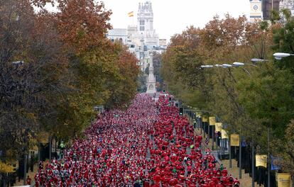 La carrera ha recorrido la arteria central de Madrid, desde el paseo del Pardo, el de Recoletos y la Castellana. En la imagen, ambiente de la carrera en el paseo del Prado, donde ha empezado y terminado el recorrido de cinco kilómetros.