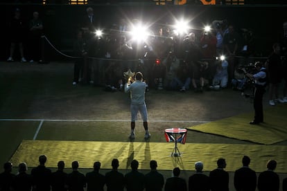 Rafael Nadal sostiene el trofeo de Wimbledon, después de vencer al suizo Roger Federer en la final, el 6 de julio de 2008. 