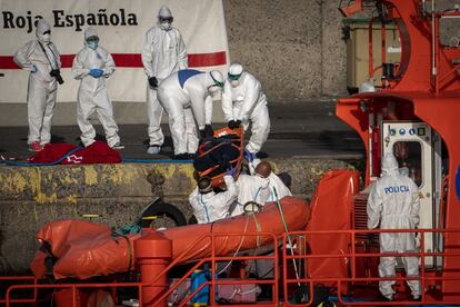 Los servicios de emergencia recogen el cadáver de un migrante rescatado por el Servicio de Rescate Marítimo español en el puerto de Arguineguín, en la isla de Gran Canaria. 
