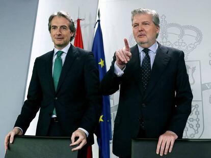 El ministro de Fomento, I&ntilde;igo de la Serna, y el ministro de Educaci&oacute;n, &Iacute;&ntilde;igo M&eacute;ndez de Vigo, durante la rueda de prensa celebrada tras el Consejo de Ministros.